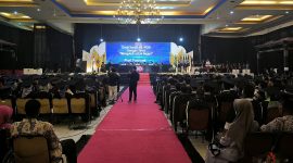 KHIDMAT: Ratusan mahasiswa STKIP PGRI Sumenep, mengikuti rangkaian wisuda