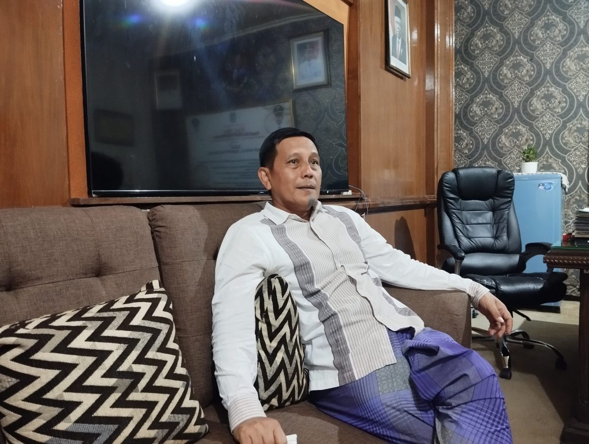 SANTAI: Kepala Dinas Sosial Kabupaten Sumenep, Mustangin, saat ditemui wartawan seputarjatim.com di ruangannya