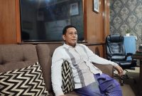 SANTAI: Kepala Dinas Sosial Kabupaten Sumenep, Mustangin, saat ditemui wartawan seputarjatim.com di ruangannya
