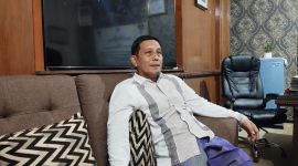 SANTAI: Kepala Dinas Sosial Kabupaten Sumenep, Mustangin, saat ditemui wartawan seputarjatim.com di ruangannya