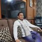 SANTAI: Kepala Dinas Sosial Kabupaten Sumenep, Mustangin, saat ditemui wartawan seputarjatim.com di ruangannya