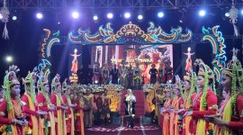 MEGAH: Ratusan penari memeriahkan Prosesi penobatan Arya Wiraraja dan Kirab Budaya pada momentum Hari Jadi Kabupaten Sumenep yang ke 755