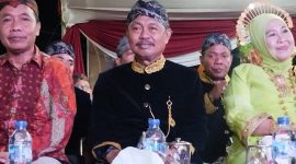 TERSENYUM: Sekretaris Daerah Kabupaten Sumenep, Edy Rasyadi, saat menghadiri acara Peringatan Hari Jadi Sumenep ke 755