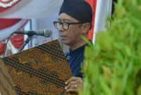 MEMBACA: Sastrawan dan Budayawan Sumenep, Ibnu Hajar, saat ikut memperingati Hari Jadi Sumenep Ke 755