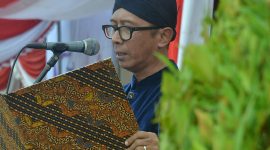 MEMBACA: Sastrawan dan Budayawan Sumenep, Ibnu Hajar, saat ikut memperingati Hari Jadi Sumenep Ke 755