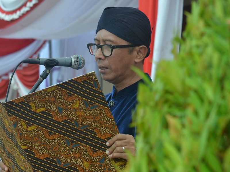 MEMBACA: Sastrawan dan Budayawan Sumenep, Ibnu Hajar, saat ikut memperingati Hari Jadi Sumenep Ke 755