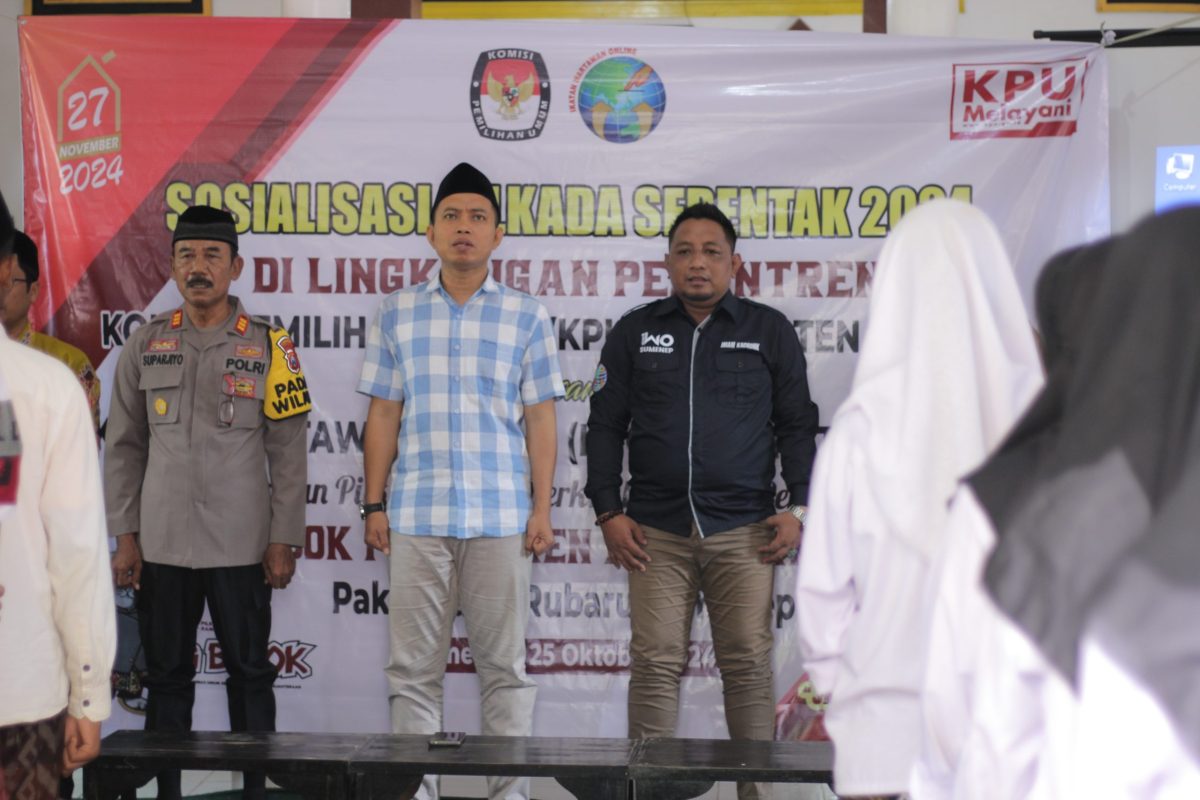 MENYANYIKAN LAGU INDONESIA RAYA: Kapolsek Rubaru Suparjiyo (kiri), Komisioner KPU Sumenep Muhlis (tengah), Ketua IWO Sumenep Imam Mustaim R (kanan) di Ponpes Al-Islamiyah Kecamatan Rubaru