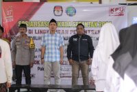 MENYANYIKAN LAGU INDONESIA RAYA: Kapolsek Rubaru Suparjiyo (kiri), Komisioner KPU Sumenep Muhlis (tengah), Ketua IWO Sumenep Imam Mustaim R (kanan) di Ponpes Al-Islamiyah Kecamatan Rubaru