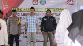 MENYANYIKAN LAGU INDONESIA RAYA: Kapolsek Rubaru Suparjiyo (kiri), Komisioner KPU Sumenep Muhlis (tengah), Ketua IWO Sumenep Imam Mustaim R (kanan) di Ponpes Al-Islamiyah Kecamatan Rubaru