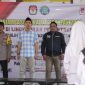 MENYANYIKAN LAGU INDONESIA RAYA: Kapolsek Rubaru Suparjiyo (kiri), Komisioner KPU Sumenep Muhlis (tengah), Ketua IWO Sumenep Imam Mustaim R (kanan) di Ponpes Al-Islamiyah Kecamatan Rubaru