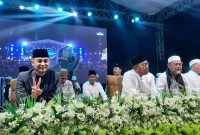 KAMPANYE: Irwan Sumenep (kiri) bersama Calon Bupati Sumenep, Achmad Fauzi Wongsojudo, (tengah) yang didampingi Pengasuh Ponpes Al-Ihsan Desa Jaddung, Kiai Ahmad Nashih (kanan).