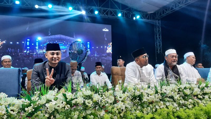 KAMPANYE: Irwan Sumenep (kiri) bersama Calon Bupati Sumenep, Achmad Fauzi Wongsojudo, (tengah) yang didampingi Pengasuh Ponpes Al-Ihsan Desa Jaddung, Kiai Ahmad Nashih (kanan).