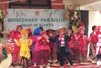 PAKAIAN KHAS MADURA: Siswa-siswi PAUD HI El-Fath saat tampil dalam program 'Songennep Parjugha'
