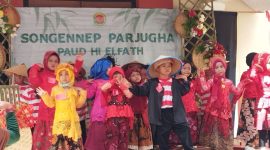 PAKAIAN KHAS MADURA: Siswa-siswi PAUD HI El-Fath saat tampil dalam program 'Songennep Parjugha'