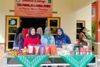 PEMASARAN: PAUD HI El-Fath Sumenep saat memperkenalkan produksnya