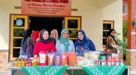 PEMASARAN: PAUD HI El-Fath Sumenep saat memperkenalkan produksnya