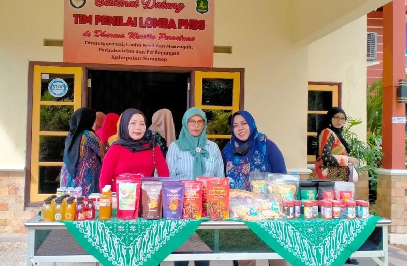 PEMASARAN: PAUD HI El-Fath Sumenep saat memperkenalkan produksnya