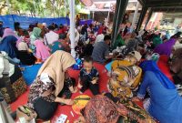 SEMANGAT: Peserta didik PAUD HI El-Fath Sumenep saat mengikuti lomba melukis di atas nampan