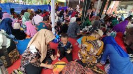 SEMANGAT: Peserta didik PAUD HI El-Fath Sumenep saat mengikuti lomba melukis di atas nampan