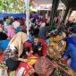 SEMANGAT: Peserta didik PAUD HI El-Fath Sumenep saat mengikuti lomba melukis di atas nampan