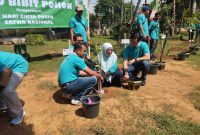 KOMPAK: Plt Bupati Sumenep Dewi Kholifah dan Kepala DLH saat menanam bibit pohon untuk memperingati Hari Cinta Puspa dan Satwa