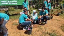 KOMPAK: Plt Bupati Sumenep Dewi Kholifah dan Kepala DLH saat menanam bibit pohon untuk memperingati Hari Cinta Puspa dan Satwa