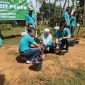 KOMPAK: Plt Bupati Sumenep Dewi Kholifah dan Kepala DLH saat menanam bibit pohon untuk memperingati Hari Cinta Puspa dan Satwa