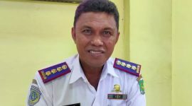 TERSENYUM: Kepala Dinas Perikanan Kabupaten Sumenep, Agustiono Sulasno.