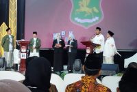 BERPASANGAN: Paslon Nomor Urut 02, Achmad Fauzi Wongsojudo - Imam Hasyim (FAHAM), saat memaparkan visi misinya dalam debat kedua yang digelar KPU Sumenep