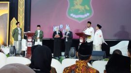 BERPASANGAN: Paslon Nomor Urut 02, Achmad Fauzi Wongsojudo - Imam Hasyim (FAHAM), saat memaparkan visi misinya dalam debat kedua yang digelar KPU Sumenep