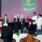 BERPASANGAN: Paslon Nomor Urut 02, Achmad Fauzi Wongsojudo - Imam Hasyim (FAHAM), saat memaparkan visi misinya dalam debat kedua yang digelar KPU Sumenep