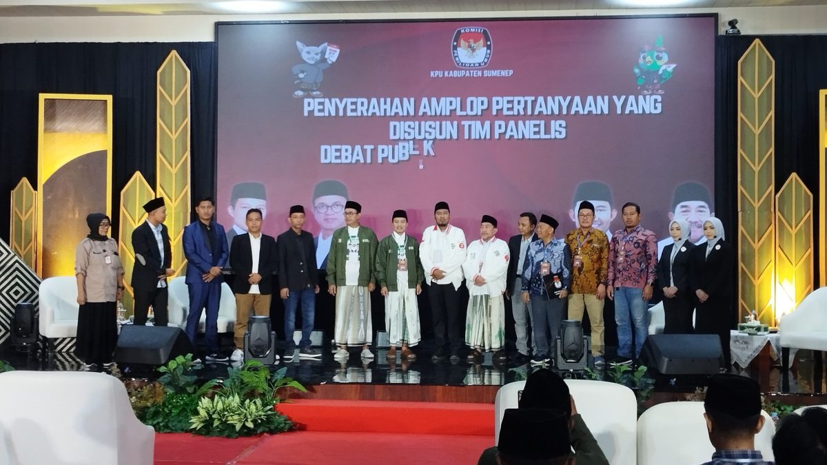 SWAFOTO: Jajaran Komosioner KPU Sumenep dan Pasangan Cabup dan Cawabup, serta 5 panelis usai menggelar debat kedua.