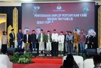 SWAFOTO: Jajaran Komosioner KPU Sumenep dan Pasangan Cabup dan Cawabup, serta 5 panelis usai menggelar debat kedua.