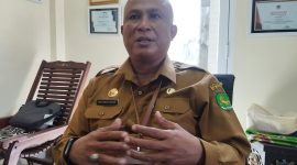 MENJELASKAN: Kepala Disbudpora Kabupaten Sumenep, Moh. Iksan, saat ditemui di ruang kerjanya