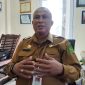MENJELASKAN: Kepala Disbudpora Kabupaten Sumenep, Moh. Iksan, saat ditemui di ruang kerjanya