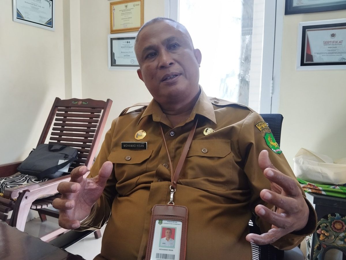 MEMAPARKAN: Kepala Disbudpora Sumenep, Moh. Iksan, saat ditemui di ruang kerjanya