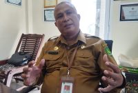 MEMAPARKAN: Kepala Disbudpora Sumenep, Moh. Iksan, saat ditemui di ruang kerjanya