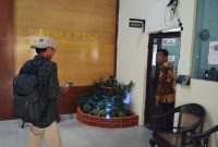 BERDIRI: Salah satu wartawan saat ingin menghadap Kepala DPMPTSP Sumenep, yang ditemui salah satu petugas setempat
