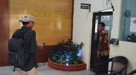 BERDIRI: Salah satu wartawan saat ingin menghadap Kepala DPMPTSP Sumenep, yang ditemui salah satu petugas setempat