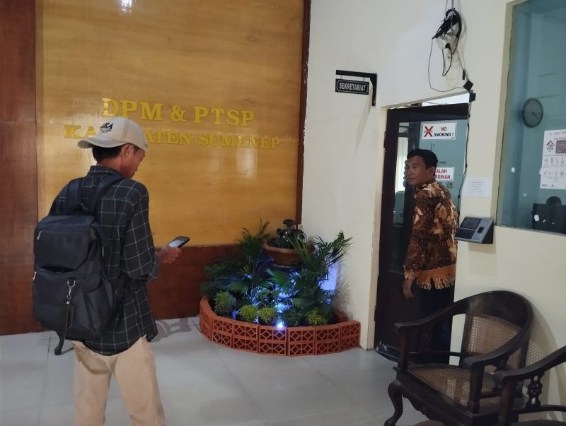 BERDIRI: Salah satu wartawan saat ingin menghadap Kepala DPMPTSP Sumenep, yang ditemui salah satu petugas setempat