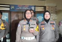 JUMPA PERS: Kasat Lantas Polres Sumenep, AKP Ninit Titis Dewiyani (tengah) saat memberikan klarifikasi terkait korban laka yang dipersulit lantaran tidak ada uang pelicin