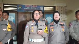 JUMPA PERS: Kasat Lantas Polres Sumenep, AKP Ninit Titis Dewiyani (tengah) saat memberikan klarifikasi terkait korban laka yang dipersulit lantaran tidak ada uang pelicin