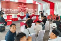 BERKUMPUL- Suasana  Simulasi Pemungutan dan penghitungan Suara Pilkada Serentak 2024, di halaman kantor KPU Sumenep