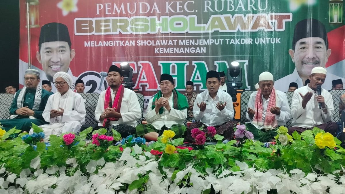 DOA: Pasangan calon Bupati dan Wakil Bupati Sumenep, Achmad Fauzi Wongsojudo - Imam Hasyim (tengah) yang didampingi tokoh agama dan pemuda di Kecamatan Rubaru