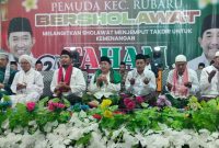 DOA: Pasangan calon Bupati dan Wakil Bupati Sumenep, Achmad Fauzi Wongsojudo - Imam Hasyim (tengah) yang didampingi tokoh agama dan pemuda di Kecamatan Rubaru