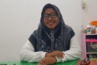 TERSENYUM: Kepala Dinas Kesehatan Pengendalian Penduduk Dan Keluarga Berencana Kabupaten Sumenep, Ellya Fardasah saat ditemui wartawan di kantornya.