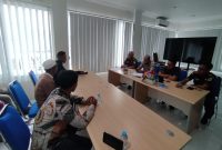 TEGANG: Puluhan Masyarakat Desa Badur, Kecamatan Batuputih, melakukan audiensi di kantor Kejaksaan Negeri (Kejari) Sumenep