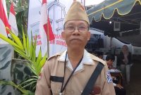 UNIK: Ketua KPPS di TPS 19, Muhammad Bardi, memakai kostum pahlawan nasional