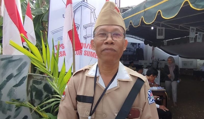 UNIK: Ketua KPPS di TPS 19, Muhammad Bardi, memakai kostum pahlawan nasional