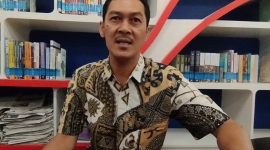 MENJELASKAN: Ketua PD Muhammadiyah Sumenep, Mohammad Zeinudin, saat ditemui jurnalis Seputar Jatim